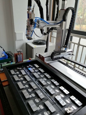 Automatyczna pryzmatyczna maszyna do lutowania laserowego z akumulatorem 2000 W 1000 * 800 mm Stół roboczy